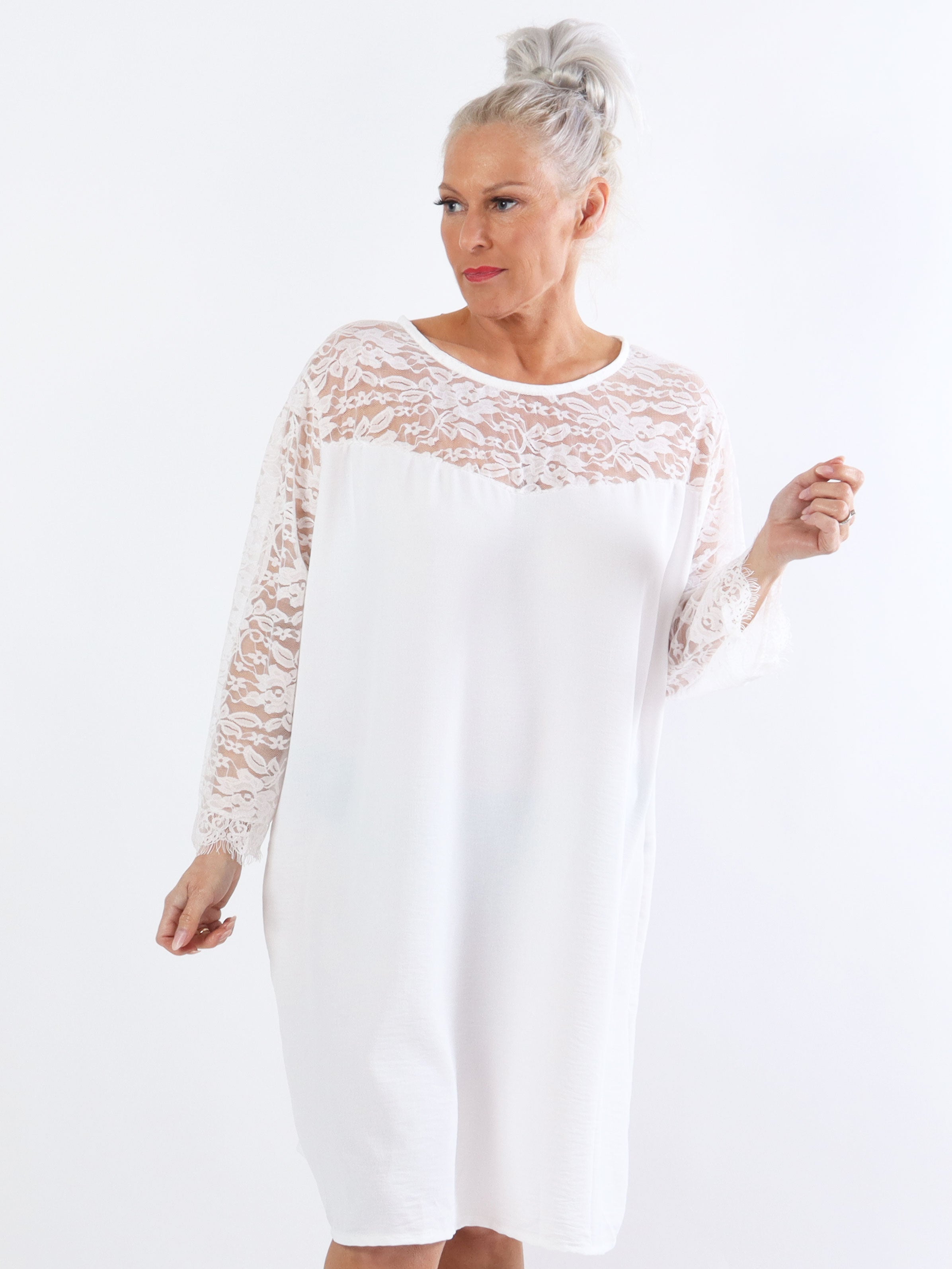 Nadine Dress - Söt spets i plus size-klänning med rosett